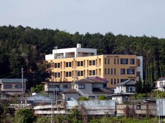 黄色い建物の外観