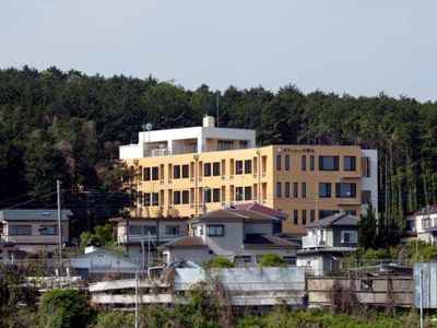 黄色い建物の外観