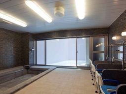 清潔な石造りの浴室