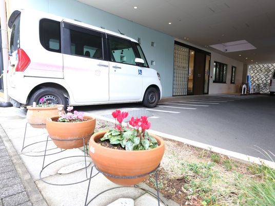 車両とエントランス付近