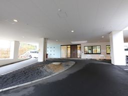 広々とした明るいエントランス