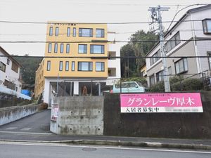 黄色い建物の外観