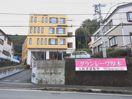 黄色い建物の外観