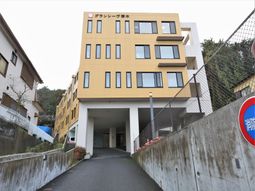 黄色い建物の外観