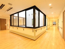 明るい廊下の角部屋