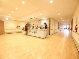 廊下にスタッフと装飾