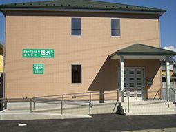 明るい日差しのエントランス