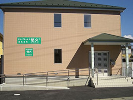 明るい外観の建物