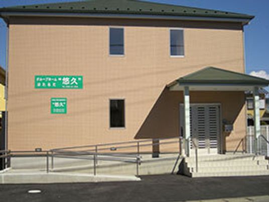 明るい外観の建物