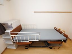 シンプルな居室のベッド