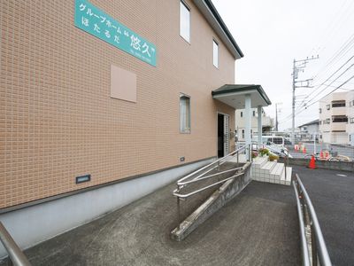 茶色い壁の施設エントランス