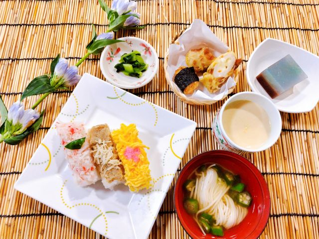 和食の彩り豊かな料理 食事 手の込んだ和食を丁寧に盛り付けたお食事です。栄養バランスを考えて提供されることで、毎日の食事が楽しみの一つとなります。