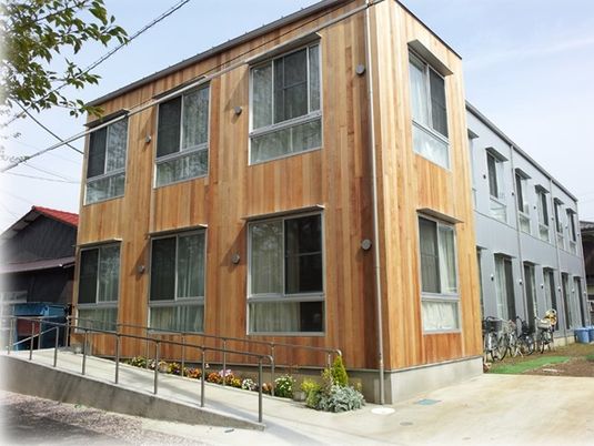 木目調の建物外観
