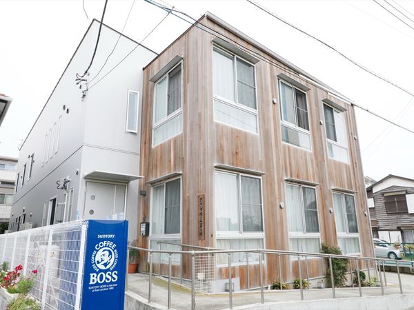 木目調の建物の外観