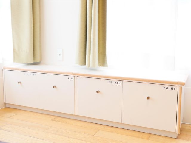 シンプルな住居の収納 収納 清潔感のあふれる木目調の収納です。物入れが豊富で、整理整頓に便利な作りとなっております。