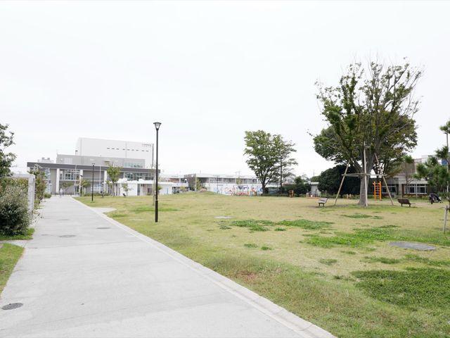 緑豊かな中庭 外観 広々とした緑の中庭が心地よい開放感を提供しています。ベンチでひと休みしながら四季の移ろいを感じられる場所です。