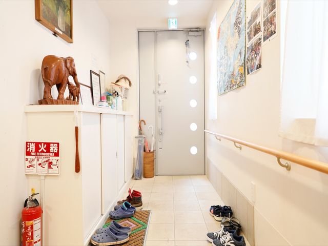 廊下の装飾と備品 玄関 廊下にはアート作品と案内板が飾られ、訪れる方々への心遣いが感じられます。手すりが設けられ、安全に配慮された構造となっております。