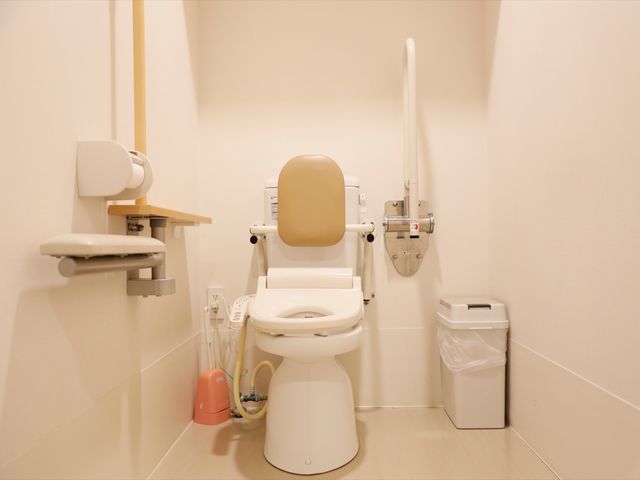 バリアフリー対応のトイレ トイレ 手すり付きのトイレで安心してご利用いただけます。清潔で機能的なこの空間は、安全性と利便性を重視しています。