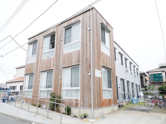木目調の外壁の建物