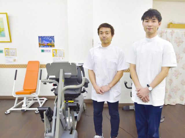 機能訓練室の様子 機能訓練室 明るい空間で、最新の機器を使用した効果的なリハビリが可能です。専門スタッフがサポートします。