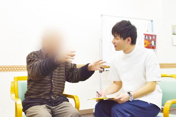 対話中の人物たち