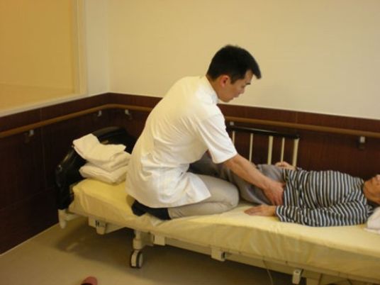 介護職員と利用者の介助