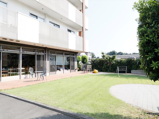 広々とした施設の中庭