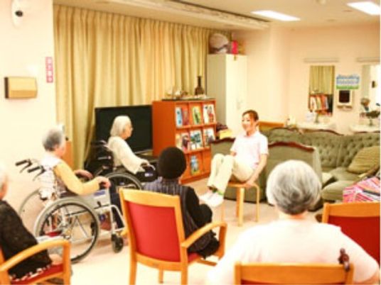 利用者が寛ぐリビング