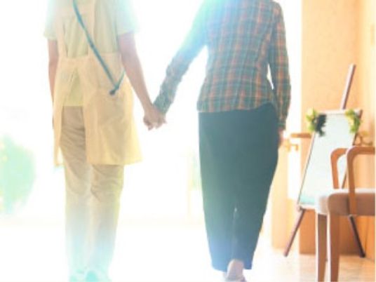 手をつなぐスタッフと利用者