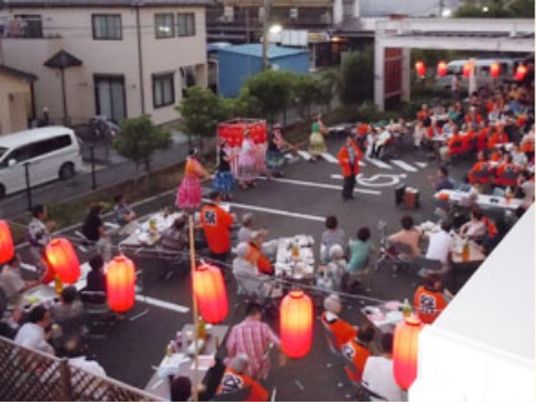 夕暮れ時の屋外イベント