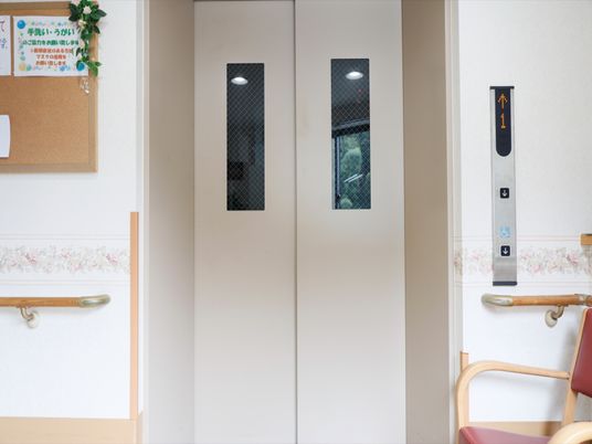 エレベーターの正面扉