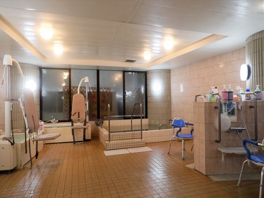 バリアフリー設計の浴室