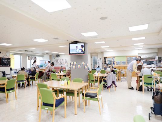 明るい共用ダイニングルーム