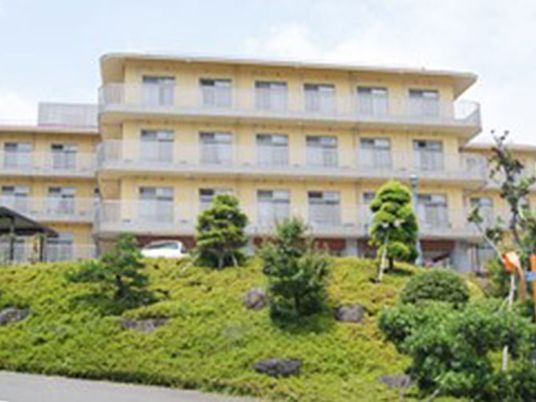緑に囲まれた外観  