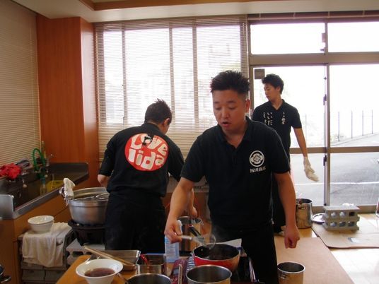 厨房で調理するスタッフ  