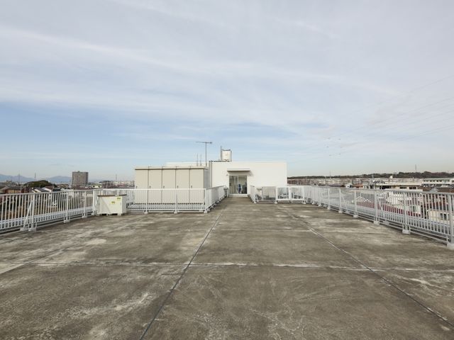 広々とした屋上の風景 屋上 屋上からの眺めは開放感があり、天気のいい日には新鮮な空気を楽しむことができます。リフレッシュにも最適な環境です。