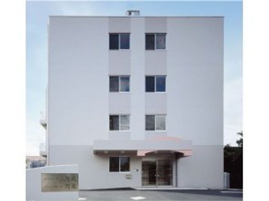 白い建物の外観  