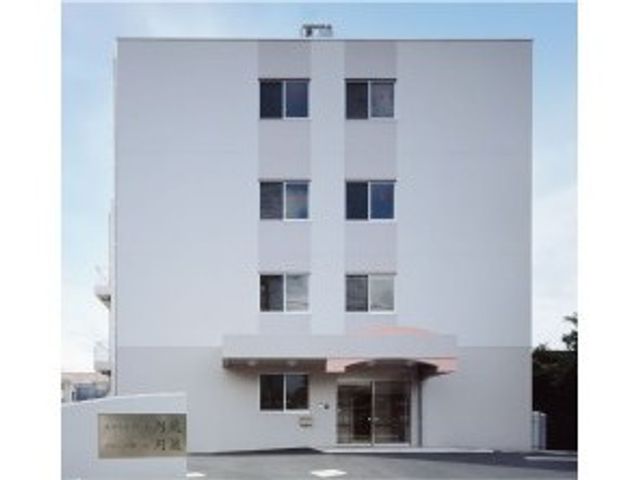 白い建物の外観 外観   白を基調としたすっきりした建物です。正面に入口があり、落ち着いた印象の外観です。