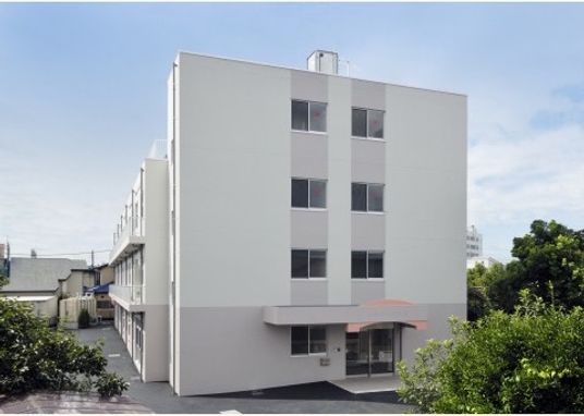 白い建物の外観