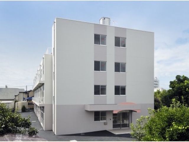 白い建物の外観 外観 清潔感のあふれる外壁と整備された周辺環境が心地よい作業空間を提供します。日々の業務に集中していただける環境です。