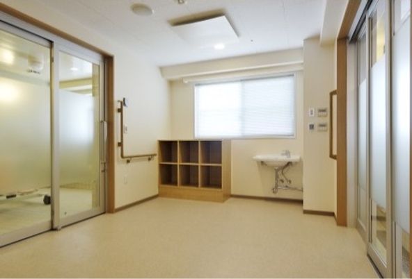 明るい居室の一角