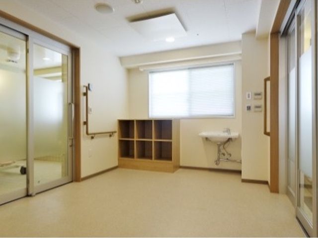 明るい居室の一角 脱衣所 手すりや洗面設備が整った快適な居室です。個々の生活スタイルに合わせて家具等を配置できる広さがあります。