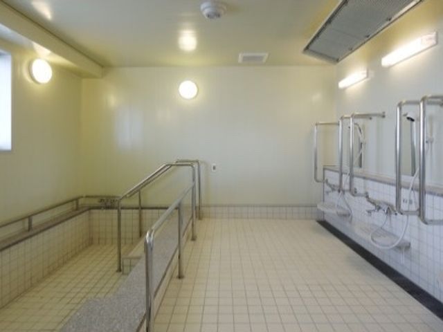 広々とした清潔な浴室 大浴場 手すりが整備された清潔感のある浴室です。安全に配慮された設計で、快適なバスタイムをサポートします。