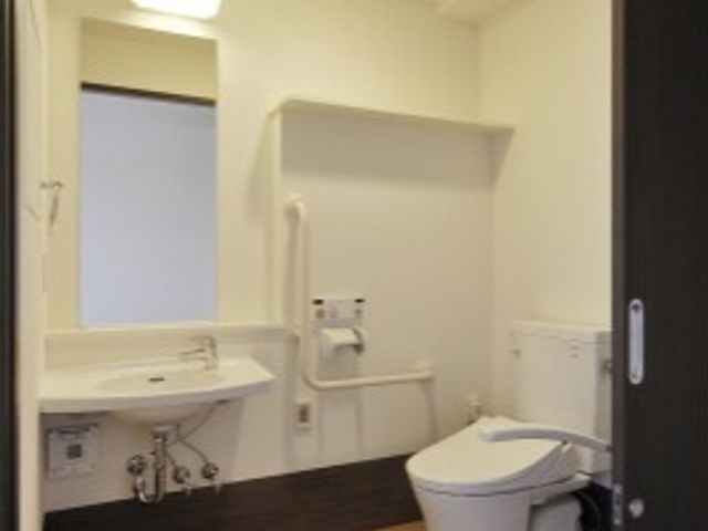 バリアフリー設計のトイレ トイレ 手すり付きで安全性を考慮した清潔なトイレです。ゆとりのスペースで快適な利用が可能です。