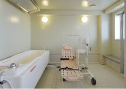 バリアフリーの明るい浴室