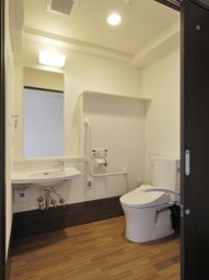 バリアフリーの洗面台とトイレ