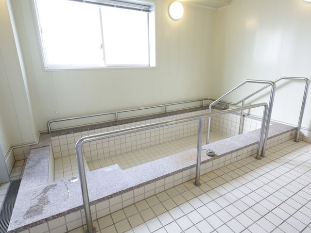 バリアフリー設計の浴室 浴室 手すり完備で安全に配慮された清潔な浴室です。日光が差し込む明るい空間で、ゆったりとしたバスタイムを支援します。