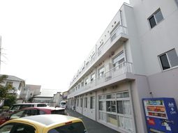 白い建物の外観