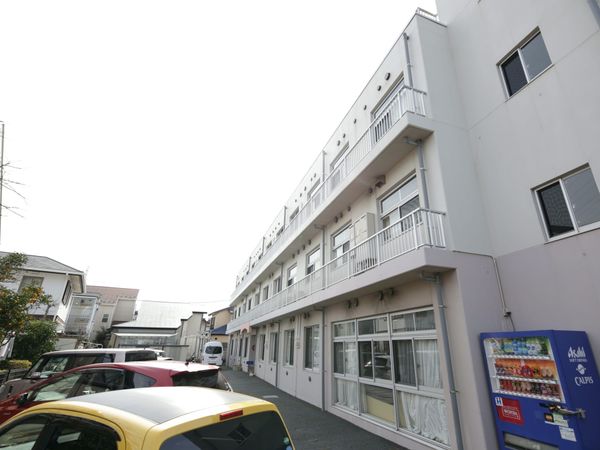 白い建物の外観