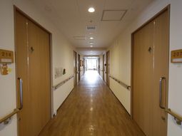 清潔で長い廊下